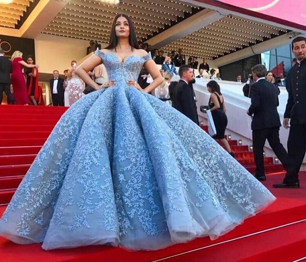 Cannes 2017: Aishwarya Rai-Bachchan's entry in the Cinderella avatar on the red carpet! | Cannes 2017 : रेड कार्पेटवर ऐश्वर्या राय-बच्चनची सिंड्रेला अवतारात एंट्री!