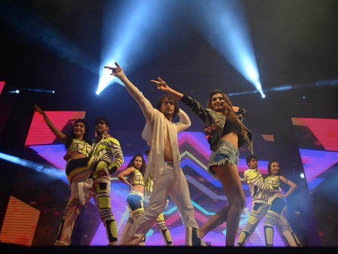 Tiger Shroff's contract throws Nagpur youth! | टायगर श्रॉफच्या ठेक्यावर थिरकली नागपूरची तरूणाई! Tiger Shroff's contract throws Nagpur youth! | टायगर श्रॉफच्या ठेक्यावर थिरकली नागपूरची तरूणाई!