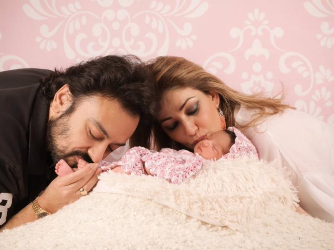 Adnan Sami shared the picture of the little girl! | गायक अदनान सामीने शेअर केला चिमुकल्या मदीनाचा फोटो!