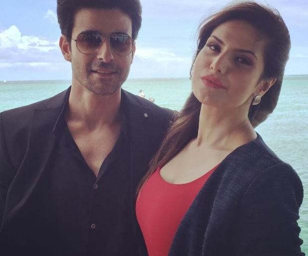 Zarine Mauritius with TV actor | टीव्ही अॅक्टरसोबत जरीन मॉरिशसला Zarine Mauritius with TV actor | टीव्ही अॅक्टरसोबत जरीन मॉरिशसला