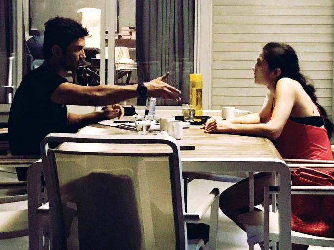 Sushant Singh Rajput and Sara Ali Khan are discussing such a matter so serious? | सुशांतसिंग राजपूत अन् सारा अली खान कोणत्या विषयावर एवढी गंभीर चर्चा करीत असावेत? Sushant Singh Rajput and Sara Ali Khan are discussing such a matter so serious? | सुशांतसिंग राजपूत अन् सारा अली खान कोणत्या विषयावर एवढी गंभीर चर्चा करीत असावेत?