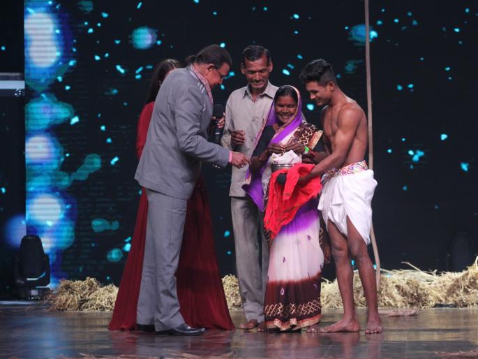 Mithun Chakraborty has brought a special item for the Dance India Dance | ​डान्स इंडिया डान्समध्ये मिथुन चक्रवर्तीसाठी एका स्पर्धकाने आणली ही खास वस्तू