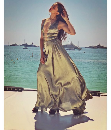 Hot Style of Deepika Padukone | दीपिका पादुकोणचा हॉट अंदाज
