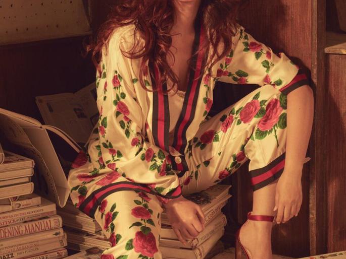 On the bundle of the book, twinkle Khanna gave a message, netizens got angry! | पुस्तकाच्या गठ्ठयावर बसून ट्विंकल खन्नाने दिली पोझ, नेटिजन्सला आला राग! On the bundle of the book, twinkle Khanna gave a message, netizens got angry! | पुस्तकाच्या गठ्ठयावर बसून ट्विंकल खन्नाने दिली पोझ, नेटिजन्सला आला राग!