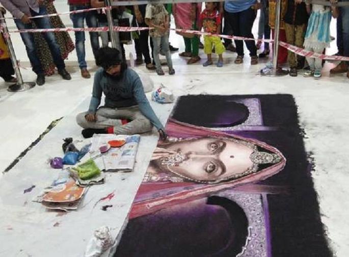 13 people killed in Padmavati's Rangoli demolition after Deepika Padukone's demand | दीपिका पादुकोणच्या मागणीनंतर ‘पद्मावती’ची रांगोळी नष्ट करणा-या १३ जणांना अटक 13 people killed in Padmavati's Rangoli demolition after Deepika Padukone's demand | दीपिका पादुकोणच्या मागणीनंतर ‘पद्मावती’ची रांगोळी नष्ट करणा-या १३ जणांना अटक