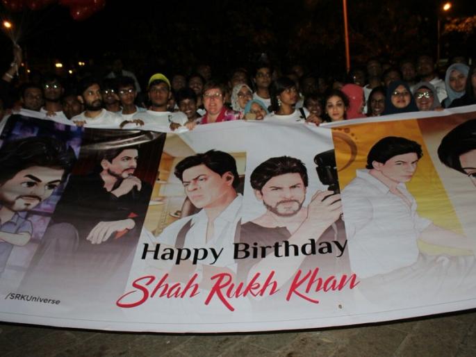OMG! Shah Rukh Khan's Birthday Celebration Fans Costly; The thieves get a chance! | OMG ! शाहरूख खानच्या वाढदिवसाचे सेलिब्रेशन चाहत्यांना पडले महाग; चोरट्यांनी साधली आयती संधी!! OMG! Shah Rukh Khan's Birthday Celebration Fans Costly; The thieves get a chance! | OMG ! शाहरूख खानच्या वाढदिवसाचे सेलिब्रेशन चाहत्यांना पडले महाग; चोरट्यांनी साधली आयती संधी!!