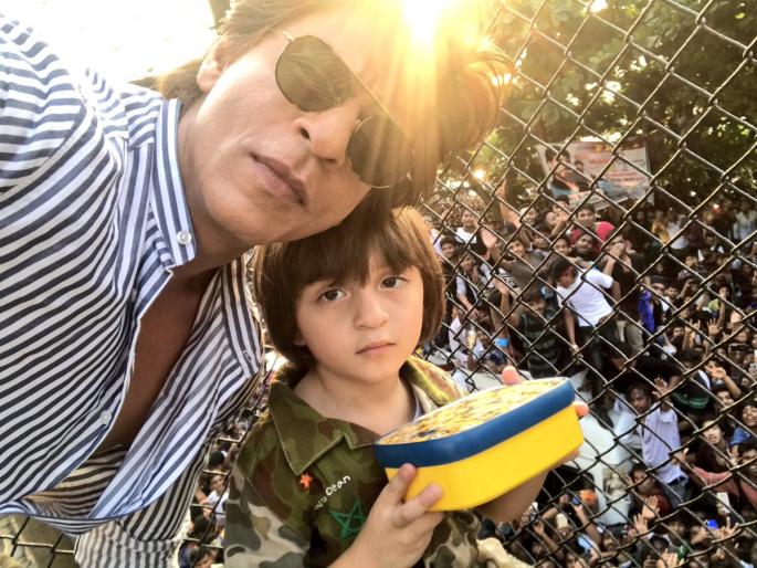 Papa Shahrukh Khan's Birthday Abraham, see photo! | पापा शाहरुख खानच्या वाढदिवशी वैतागला अबराम, पहा फोटो!