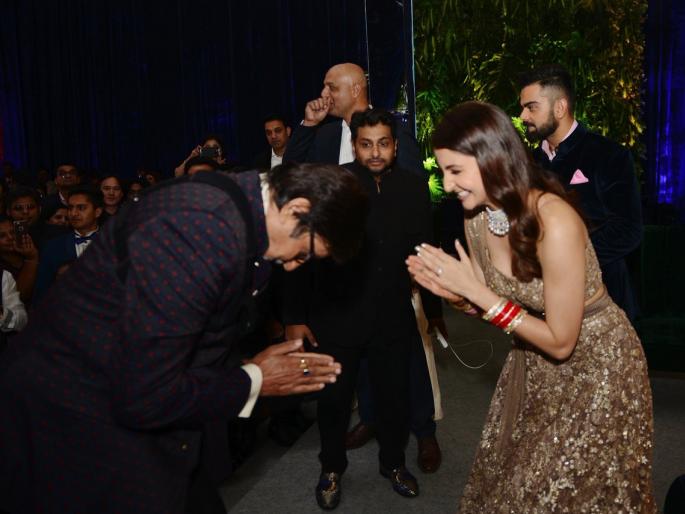 Anushka Sharma's embarrassment when Amitabh Bachchan joined hands, see photo! | महानायक अमिताभ बच्चन यांनी हाथ जोडताच अनुष्का शर्माची झाली फजिती, पाहा फोटो! Anushka Sharma's embarrassment when Amitabh Bachchan joined hands, see photo! | महानायक अमिताभ बच्चन यांनी हाथ जोडताच अनुष्का शर्माची झाली फजिती, पाहा फोटो!