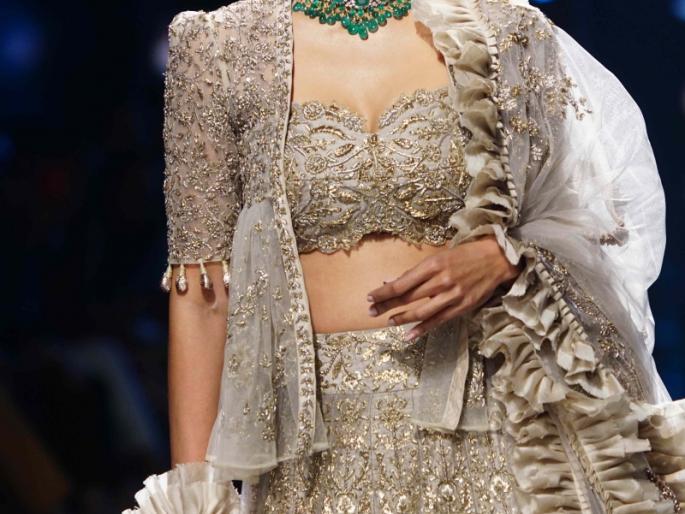Fashion flaws on the ramp | रॅम्पवर या अभिनेत्रींचा फॅशनचा जलवा