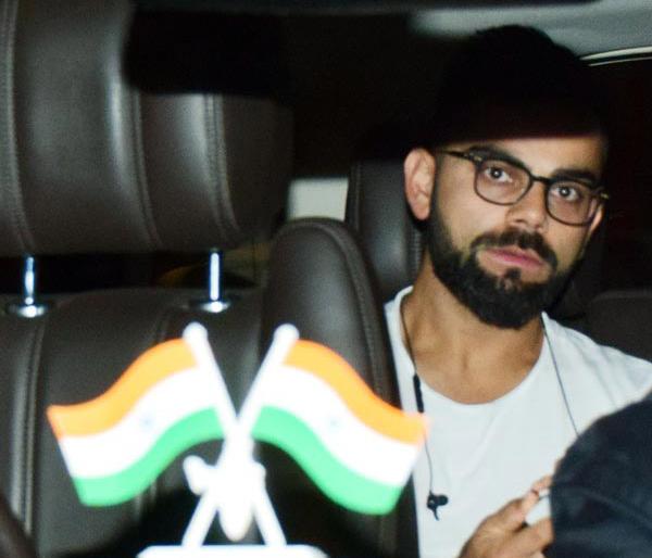 Virat Kohli finds wife Anushka Sharma receives at Mumbai airport | पत्नी अनुष्का शर्माला मुंबई विमानतळावर रिसिव्ह करायला पोहोचला पती विराट कोहली! Virat Kohli finds wife Anushka Sharma receives at Mumbai airport | पत्नी अनुष्का शर्माला मुंबई विमानतळावर रिसिव्ह करायला पोहोचला पती विराट कोहली!