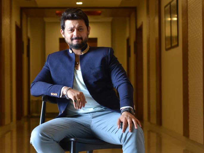 Swapnil Joshi leaves London | स्वप्निल जोशी निघाला लंडनला Swapnil Joshi leaves London | स्वप्निल जोशी निघाला लंडनला