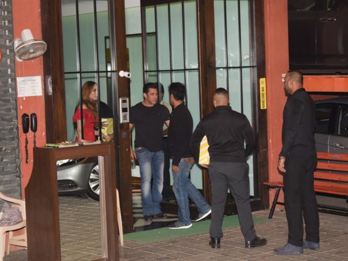 Salman Khan arrives in the party along with Yuliya Vantoor, leaving Katrina Kaifa | कॅटरिना कैफला सोडून यूलिया वंतूरसोबत पार्टीत पोहोचला सलमान खान Salman Khan arrives in the party along with Yuliya Vantoor, leaving Katrina Kaifa | कॅटरिना कैफला सोडून यूलिया वंतूरसोबत पार्टीत पोहोचला सलमान खान