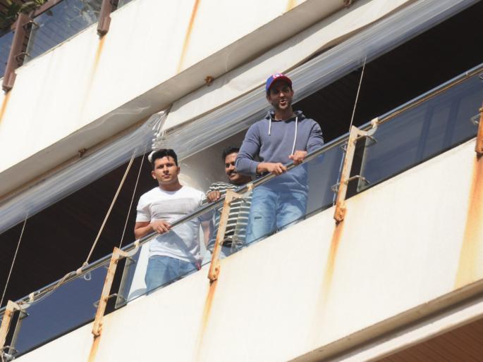 Hrithik Roshan waves to the fans & media from his Juhu home on his birthday | Hrithik Roshan waves to the fans & media from his juhu home on his birthday