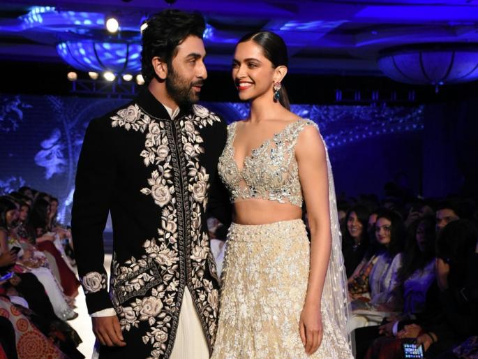 SEE PICS: Deepa Padukone and Ranbir Kapoor, 'X Lovebird', who came to the ramp with hands in hand. | SEE PICS : हातात हात घालून रॅम्पवर उतरलेत ‘एक्स लव्हबर्ड्स’ दीपिका पादुकोण-रणबीर कपूर!