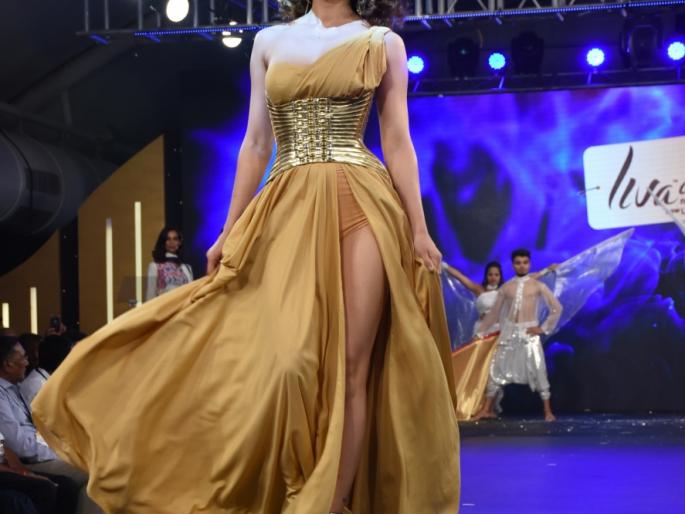 Kangna Ranaut ramps on Rampur | कंगना रणौतचा रॅम्पवर जलवा Kangna Ranaut ramps on Rampur | कंगना रणौतचा रॅम्पवर जलवा