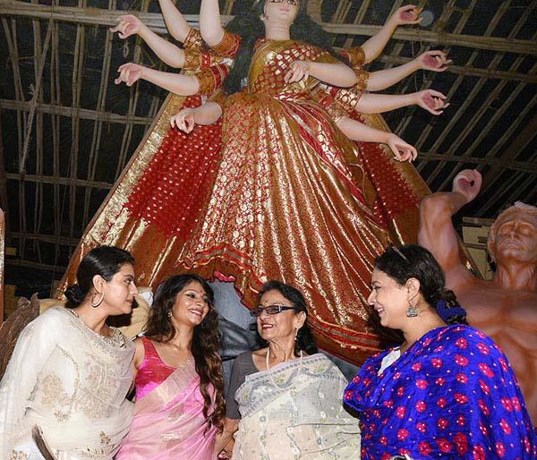 Mother Tanujja and sister Tanisha reached the court of Mother Durga Kajol! | आई तनुजा अन् बहीण तनीषासोबत मॉँ दुर्गा देवीच्या दरबारात पोहोचली काजोल!
