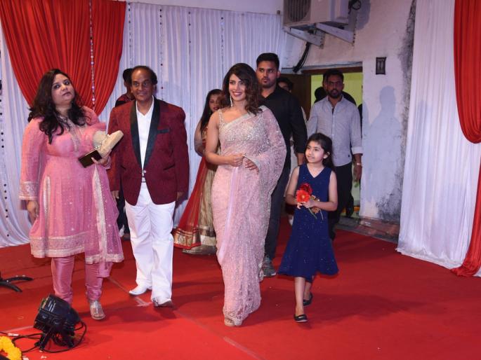 After wearing Lovely Sari, Desi Girl Priyanka Chopra reached whose best wedding? | लव्हली साडी परिधान करून देसी गर्ल प्रियंका चोपडा कोणाच्या बरं लग्नात पोहोचली?