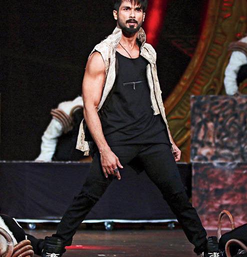 Shahid Kapoor has done a lot of dance with the aliens, watch the video! | शाहिद कपूरने चक्क एलियनसोबत केला डान्स, पाहा व्हिडीओ! Shahid Kapoor has done a lot of dance with the aliens, watch the video! | शाहिद कपूरने चक्क एलियनसोबत केला डान्स, पाहा व्हिडीओ!