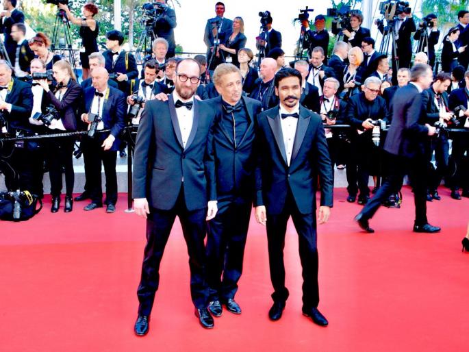 Cannes 2018: Bow seen in the Dashing Luc on Cannes's Red Carpet; 'Fakir' promotions made! | Cannes 2018 : कान्सच्या रेड कार्पेटवर डॅशिंग लूकमध्ये दिसला धनुष; ‘फकीर’ला केले प्रमोट! Cannes 2018: Bow seen in the Dashing Luc on Cannes's Red Carpet; 'Fakir' promotions made! | Cannes 2018 : कान्सच्या रेड कार्पेटवर डॅशिंग लूकमध्ये दिसला धनुष; ‘फकीर’ला केले प्रमोट!