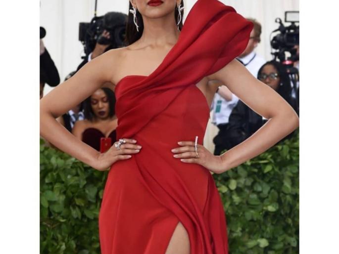 MET GALA 2018: Red Hot Avatar, Deepika Padukone on Red Carpet! | MET GALA 2018:रेड कार्पेटवर दिसला दीपिका पादुकोणचा रेड हॉट अवतार, पाहा फोटो!