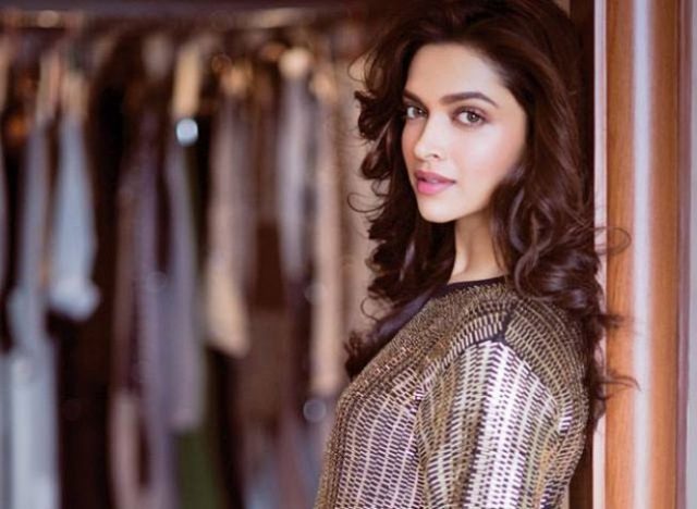 Deepika Padukone preparing for the wedding, shopping with her family! | लग्नाच्या तयारीला लागली दीपिका पादुकोण 'या' शहरात करतेय कुटुंबीयांसोबत शॉपिंग! Deepika Padukone preparing for the wedding, shopping with her family! | लग्नाच्या तयारीला लागली दीपिका पादुकोण 'या' शहरात करतेय कुटुंबीयांसोबत शॉपिंग!