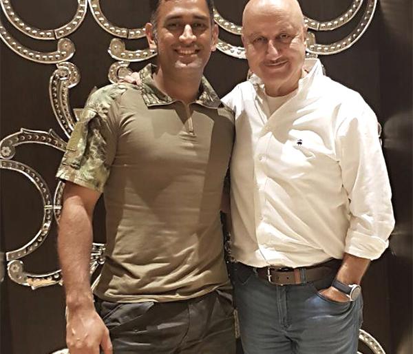 Anupam Kher met Cricketer Mahendra Singh Dhoni's house and met Jolly | क्रिकेटर महेंद्र सिंग धोनीच्या घरी जाऊन मुलगी जीवाला भेटले अनुपम खेर Anupam Kher met Cricketer Mahendra Singh Dhoni's house and met Jolly | क्रिकेटर महेंद्र सिंग धोनीच्या घरी जाऊन मुलगी जीवाला भेटले अनुपम खेर