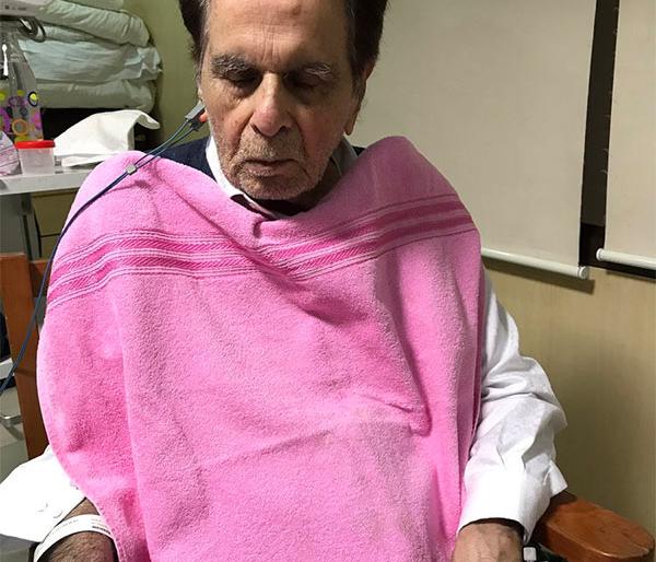 Dilip Kumar's health lowered! | दिलीपकुमार यांची प्रकृती खालावली! Dilip Kumar's health lowered! | दिलीपकुमार यांची प्रकृती खालावली!