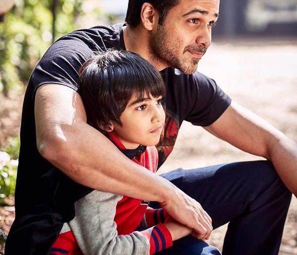 Book on Imran Hashmi's 'Kanceraldya' | इमरान हाश्मीचे ‘कॅन्सरलढ्या’वर पुस्तक Book on Imran Hashmi's 'Kanceraldya' | इमरान हाश्मीचे ‘कॅन्सरलढ्या’वर पुस्तक