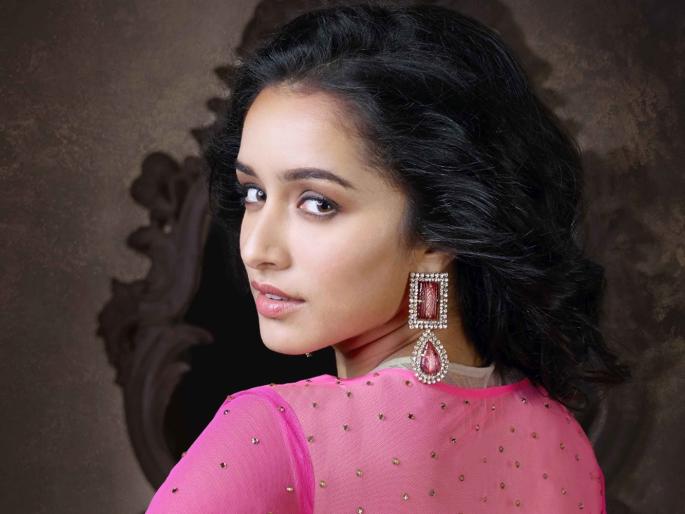 Shraddha Kapoor learn how to eat vegetables? | श्रद्धा कपूर का शिकणार भाज्या चिरायला? Shraddha Kapoor learn how to eat vegetables? | श्रद्धा कपूर का शिकणार भाज्या चिरायला?