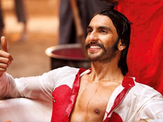 Watch Video: Ranveer Singh enters Ladies' toilet; Pushing out! | Watch Video : लेडिज ‘टॉयलेट’मध्ये घुसला रणवीर सिंग; धक्के मारून काढले बाहेर! Watch Video: Ranveer Singh enters Ladies' toilet; Pushing out! | Watch Video : लेडिज ‘टॉयलेट’मध्ये घुसला रणवीर सिंग; धक्के मारून काढले बाहेर!