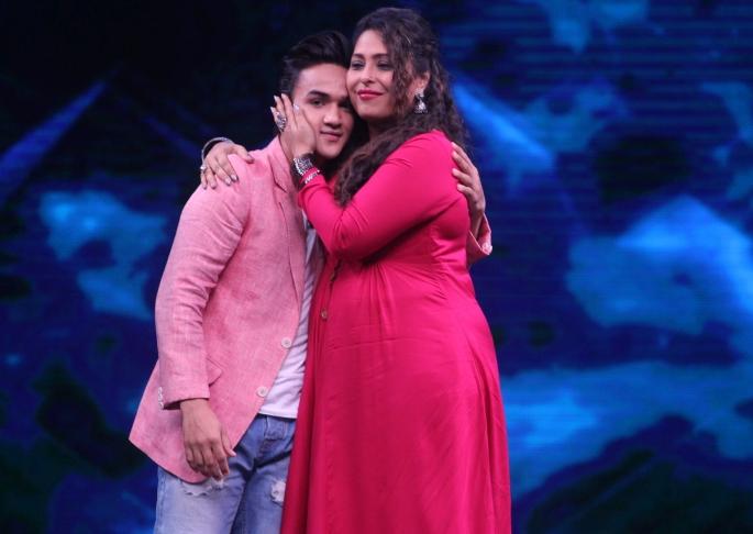 Gita Kapoor and Faizal Khan dance performances minded audience | गीता कपूर आणि फैजल खानच्या डान्स परफॉर्मन्सने भारावली रसिकांची मनं Gita Kapoor and Faizal Khan dance performances minded audience | गीता कपूर आणि फैजल खानच्या डान्स परफॉर्मन्सने भारावली रसिकांची मनं