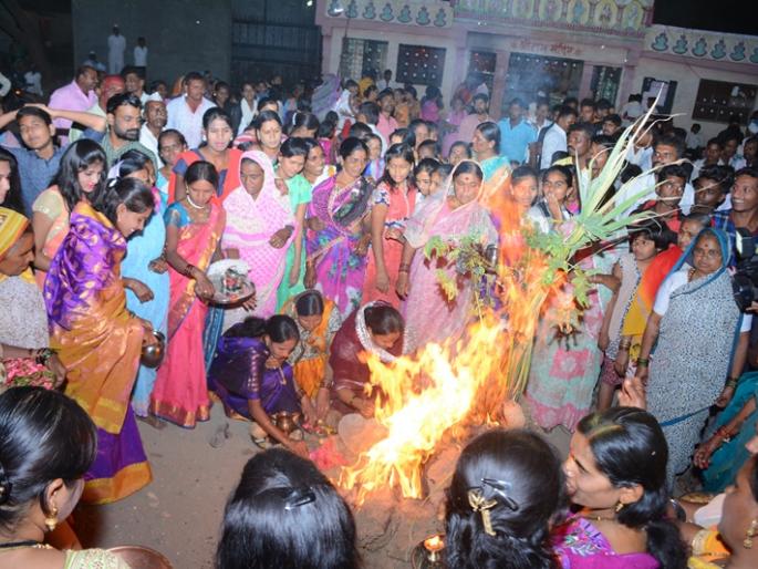 'Baoban' celebrated with unique 'Dhulwad' tragedies celebrated in traditional way 'Holi' | 'बबन'ने साजरी केली चिखलाची अनोखी 'धुळवड'ग्रामस्थांसमवेत पारंपारिक पद्धतीत साजरी झाली 'होळी'