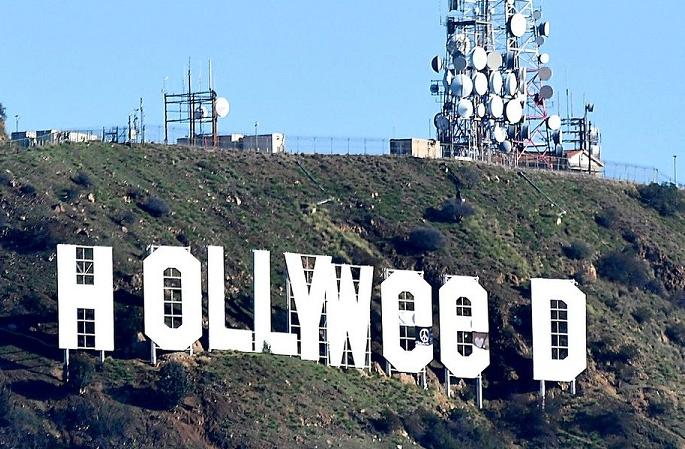 How did Hollywood become 'Hollywood'? Prankster Kelly New Year Joke | ‘हॉलीवूड’ कसे बनले ‘हॉलीवीड’? प्रँकस्टरने केला न्यू इयर जोक