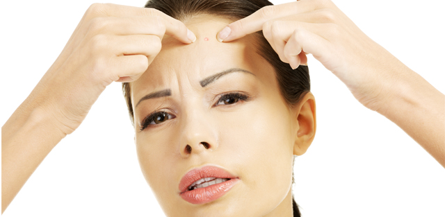 BEAUTY TIPS: After the blooming of the face, the face is blurred? | BEAUTY TIPS : मुरूम फोेडल्यानंतर चेहऱ्यावर डाग पडले?