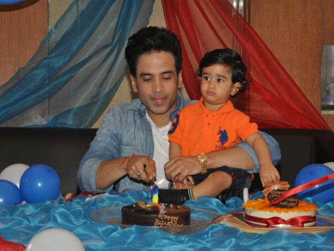 SEE PICS: Tushar Kapoor's favorite target's berth della got 'ha' chimukala friend! | SEE PICS : तुषार कपूरच्या लाडक्या लक्ष्यच्या बर्थ डेला आला ‘हा’ चिमुकला दोस्त! SEE PICS: Tushar Kapoor's favorite target's berth della got 'ha' chimukala friend! | SEE PICS : तुषार कपूरच्या लाडक्या लक्ष्यच्या बर्थ डेला आला ‘हा’ चिमुकला दोस्त!