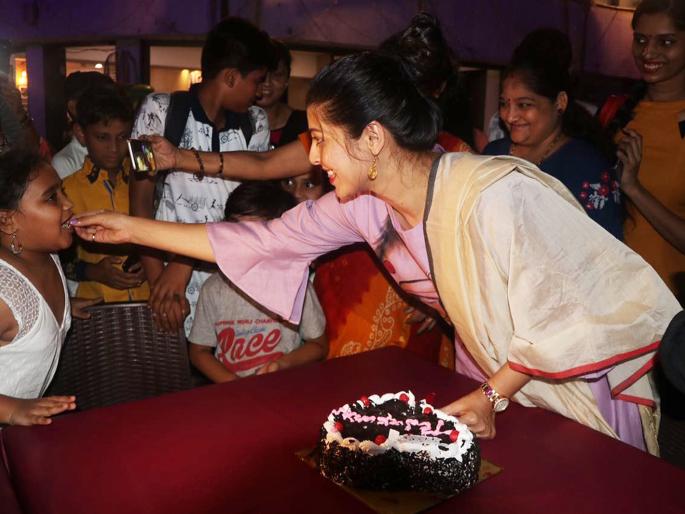 For this reason, Tejaswini Pandit celebrates birthday with fans | 'या' कारणामुळे तेजस्विनी पंडितने चाहत्यांसोबत साजरा केला वाढदिवस For this reason, Tejaswini Pandit celebrates birthday with fans | 'या' कारणामुळे तेजस्विनी पंडितने चाहत्यांसोबत साजरा केला वाढदिवस