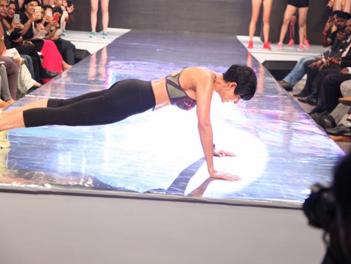 Mandira Bedi hit the Pump Ups at the Triumph fashion show 2018 Ramp | मंदिरा बेदीने ट्रायम्फ फॅशन शो २०१८ च्या रॅम्पवरच मारले पुश अप्स Mandira Bedi hit the Pump Ups at the Triumph fashion show 2018 Ramp | मंदिरा बेदीने ट्रायम्फ फॅशन शो २०१८ च्या रॅम्पवरच मारले पुश अप्स