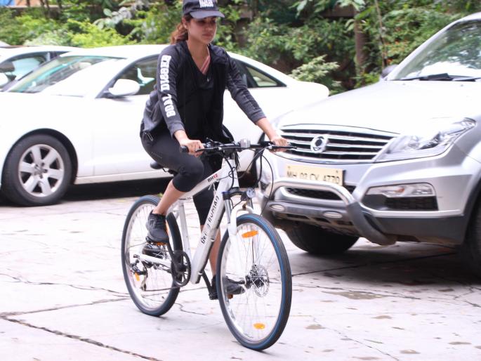 Chakravarty's bike rapt ... | रिहा चक्रवर्तीची सायकलवर रपेट...