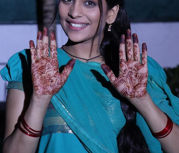 Laxmi always took the hand of Lakshmi in the series Mangalam | लक्ष्मी सदैव मंगलम् या मालिकेमध्ये लक्ष्मीच्या हाताला लागली मेहेंदी