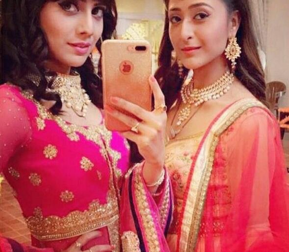 Ozby Aurora and Aria Agarwal new friend made on the set of 'What, Mr. Panchal?' | ‘क्या हाल, मिस्टर पांचाळ?’च्या सेटवर बनले ओजस्वी अरोरा आणि आरिया अगरवाल नवे दोस्त Ozby Aurora and Aria Agarwal new friend made on the set of 'What, Mr. Panchal?' | ‘क्या हाल, मिस्टर पांचाळ?’च्या सेटवर बनले ओजस्वी अरोरा आणि आरिया अगरवाल नवे दोस्त