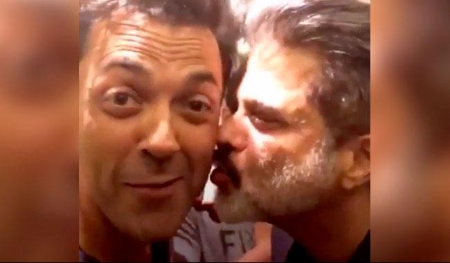 Anil Kapoor made Bobby Deol best, see the video! | अनिल कपूरने चक्क बॉबी देओलला केले किस, पाहा व्हिडीओ! Anil Kapoor made Bobby Deol best, see the video! | अनिल कपूरने चक्क बॉबी देओलला केले किस, पाहा व्हिडीओ!