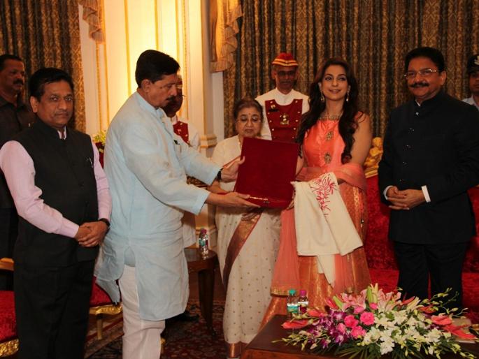Juhi Chawla Hila Usha-Vaibhav Award | ​ जुही चावला हिला उषा-वैभव पुरस्कार