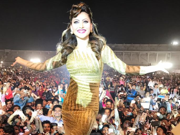 Urvashi Rautela gets mobbed by fans | Urvashi Rautela gets mobbed by fans