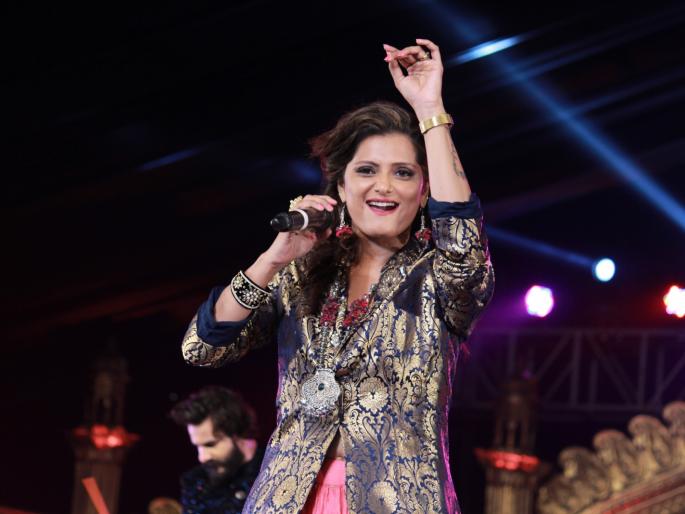 'This' song expresses regret through Facebook | 'या' गायिकेने फेसबुकच्या माध्यमातून ही खंत केली व्यक्त