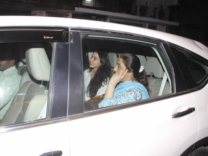 Sara Ali Khan on the way out with Mom | मॉमसोबत आऊटींगला निघाली सारा अली खान Sara Ali Khan on the way out with Mom | मॉमसोबत आऊटींगला निघाली सारा अली खान