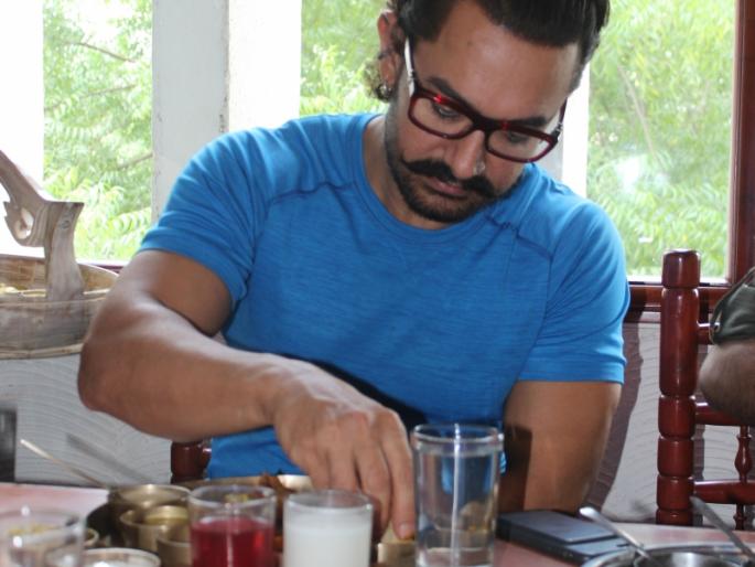 SEE PHOTOS: Aamir Khan liked the Gujarati language | SEE PHOTOS : आमीर खानला आवडली गुजराती थाळी