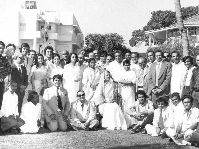 In a photo frame, along with Indira Gandhi, the stalwarts of the film industry, identify the rare photo artist? | इंदिरा गांधी यांच्यासोबत चित्रपटसृष्टीतील दिग्गज एका फोटो फ्रेममध्ये, दुर्मिळ फोटोतील कलाकार ओळखा पाहू ? In a photo frame, along with Indira Gandhi, the stalwarts of the film industry, identify the rare photo artist? | इंदिरा गांधी यांच्यासोबत चित्रपटसृष्टीतील दिग्गज एका फोटो फ्रेममध्ये, दुर्मिळ फोटोतील कलाकार ओळखा पाहू ?