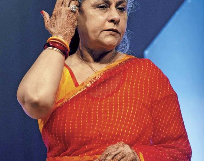 Jaya Bachchan's mercury jumped again! | पुन्हा चढला जया बच्चन यांचा पारा! Jaya Bachchan's mercury jumped again! | पुन्हा चढला जया बच्चन यांचा पारा!