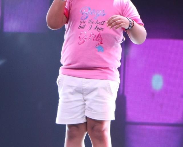 Himesh Reshammiya made a cameo appearance in Saregamap Little Champs | हिमेश रेशमियाने सारेगमप लिटिल चॅम्प्स या कार्यक्रमातील जयाशला केले साइन Himesh Reshammiya made a cameo appearance in Saregamap Little Champs | हिमेश रेशमियाने सारेगमप लिटिल चॅम्प्स या कार्यक्रमातील जयाशला केले साइन
