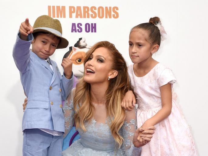 Happy Moment: Jennifer Lopez's child in childhood | Happy Moment : जेनिफर लोपेजचा मुलांमध्ये गुंतला जीव Happy Moment: Jennifer Lopez's child in childhood | Happy Moment : जेनिफर लोपेजचा मुलांमध्ये गुंतला जीव